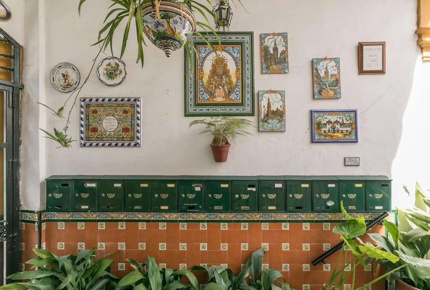 Tipico Y Pintoresco Patio De Vecinos, Con Encanto Sevilla 0*,  Španělsko