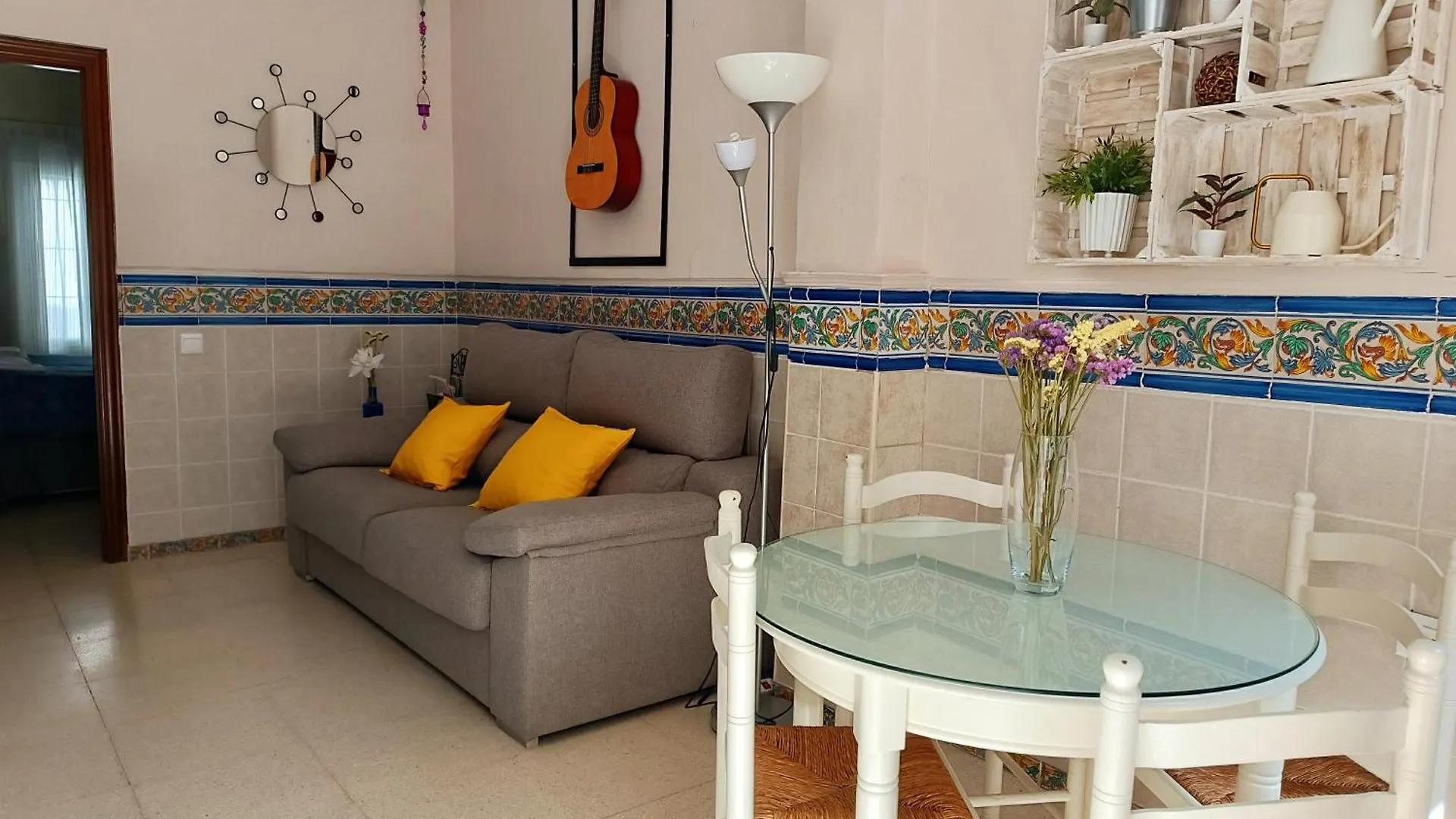 Tipico Y Pintoresco Patio De Vecinos, Con Encanto Seville 0*,