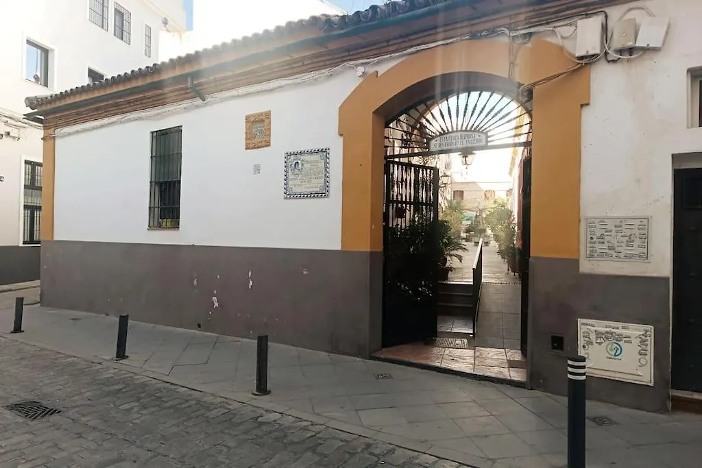Tipico Y Pintoresco Patio De Vecinos, Con Encanto Sevilla