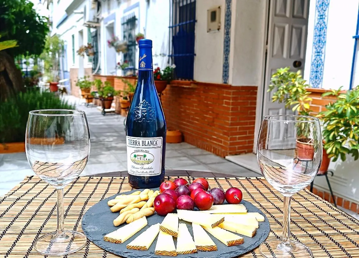 Tipico Y Pintoresco Patio De Vecinos, Con Encanto Sevilla